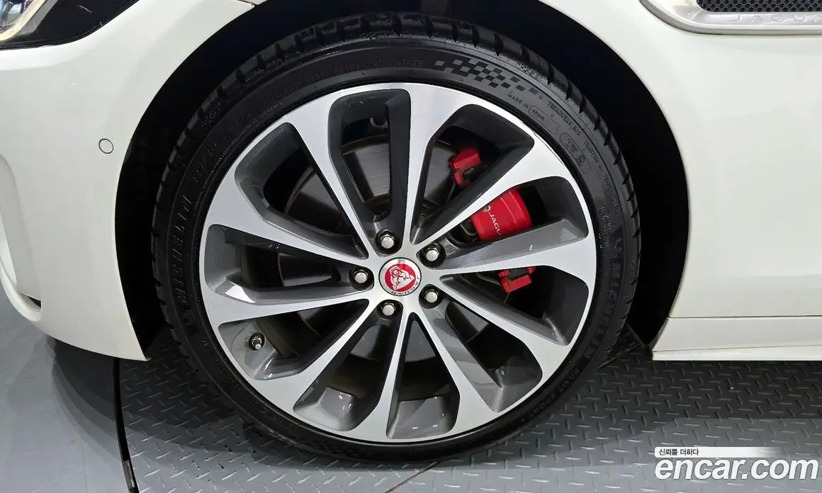 Jaguar XE 2020 2.0 автомат (гидро), фото 5 Jaguar XE 2020 2.0 автомат (гидро), фото 5
