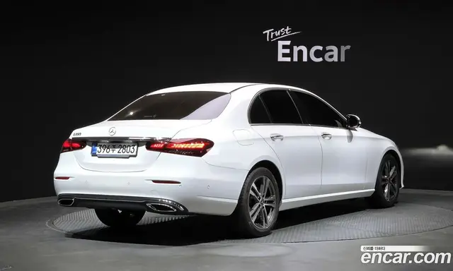 Mercedes-Benz E-Class 2023 2.0 автомат (гидро), миниатюра 2