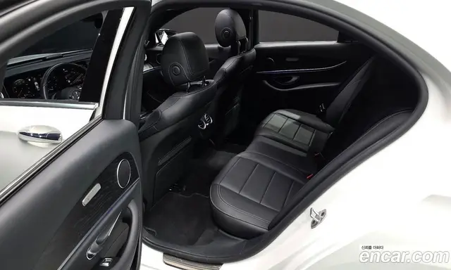 Mercedes-Benz E-Class 2023 2.0 автомат (гидро), миниатюра 12