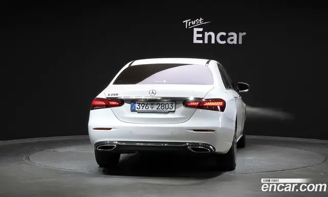 Mercedes-Benz E-Class 2023 2.0 автомат (гидро), миниатюра 4