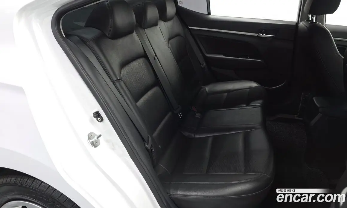 Hyundai Avante 2018 1.6 автомат (гидро), фото 17