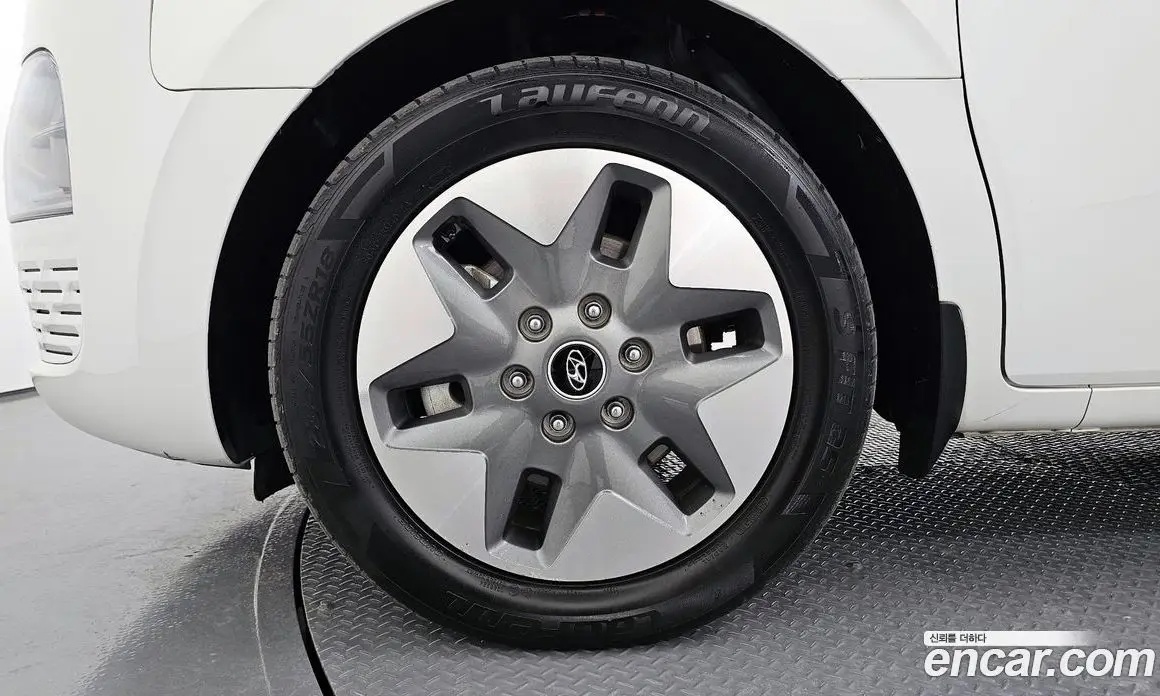 Hyundai Staria 2023 2.2 автомат (гидро), фото 5