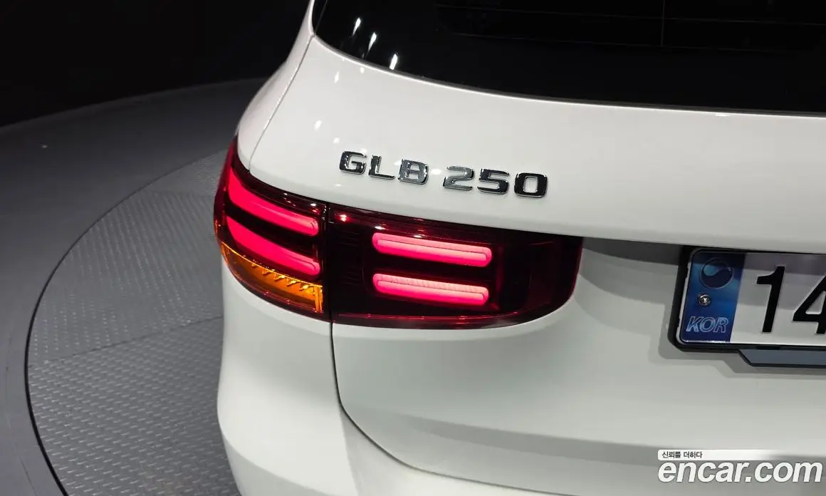 Mercedes-Benz GLB-Class 2024 2.0 автомат (гидро), фото 9