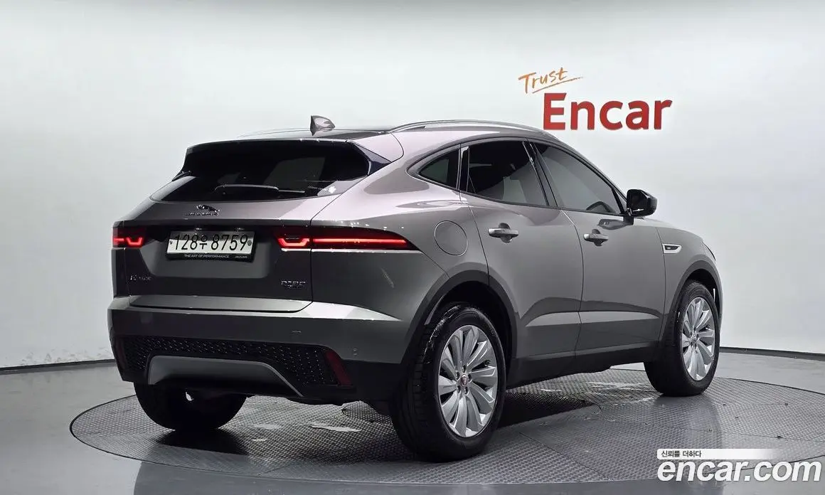 Jaguar E-Pace 2019 2.0 автомат (гидро), фото 1 Jaguar E-Pace 2019 2.0 автомат (гидро), фото 1