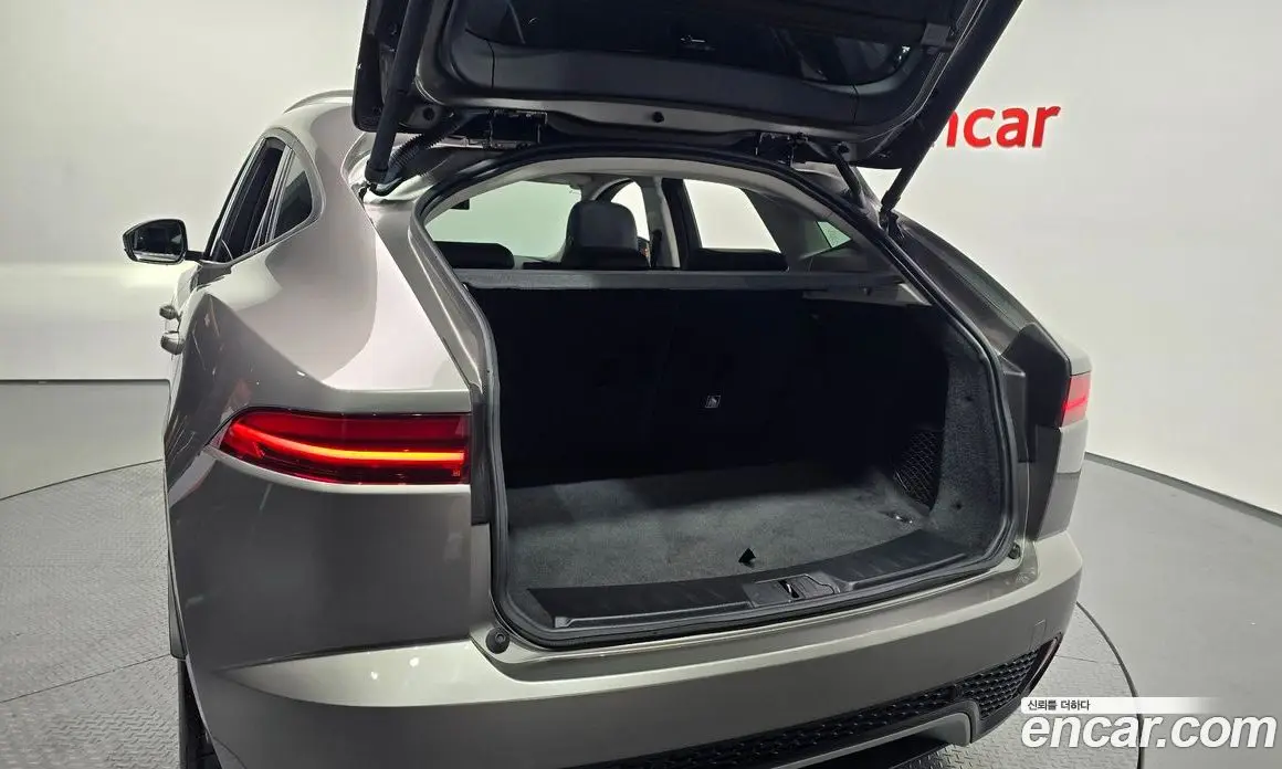 Jaguar E-Pace 2019 2.0 автомат (гидро), фото 24 Jaguar E-Pace 2019 2.0 автомат (гидро), фото 24