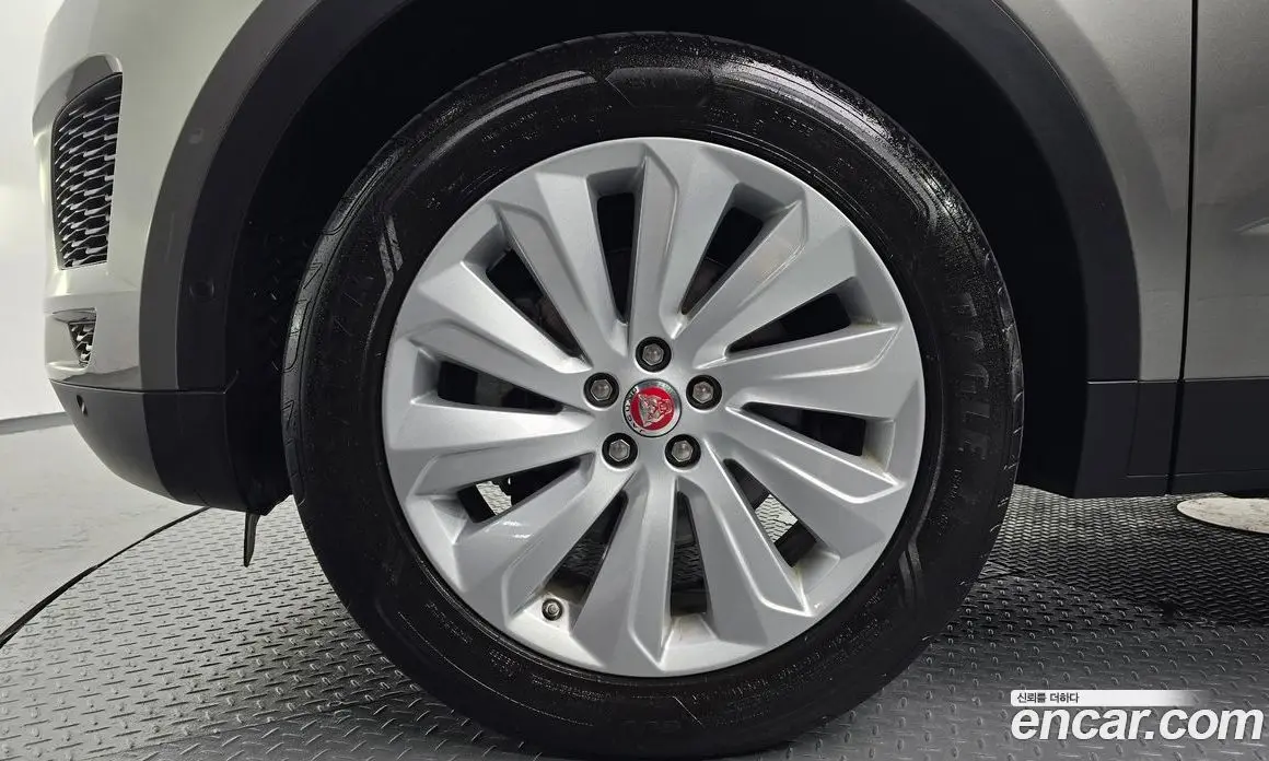 Jaguar E-Pace 2019 2.0 автомат (гидро), фото 4 Jaguar E-Pace 2019 2.0 автомат (гидро), фото 4