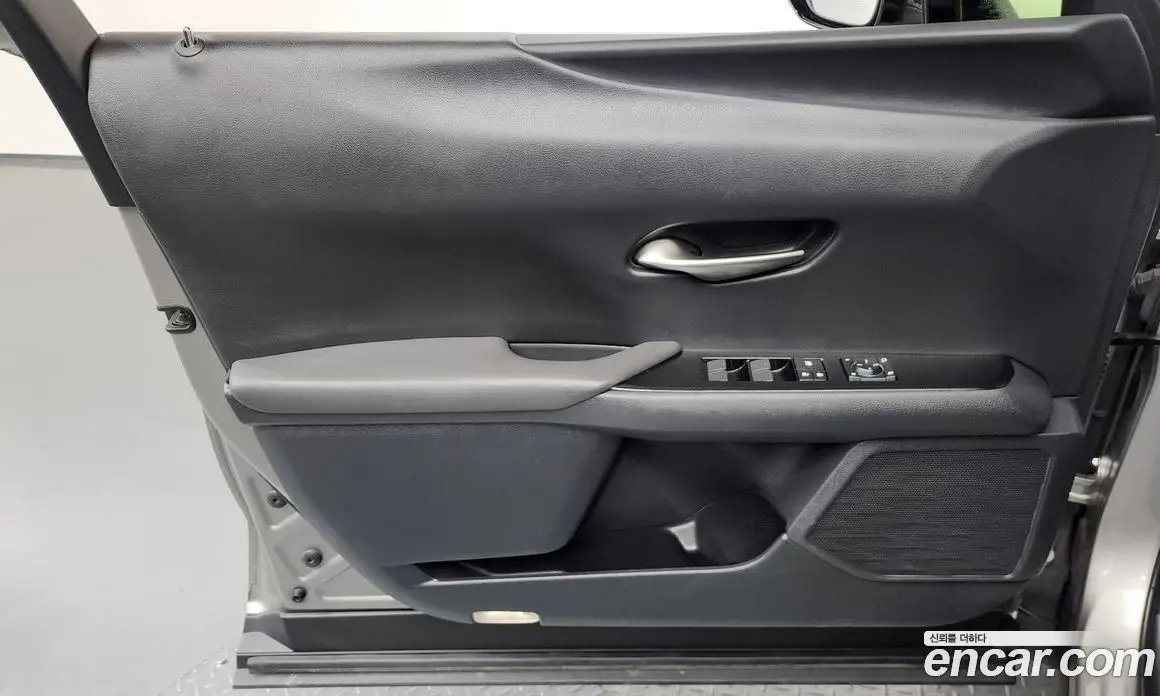 Lexus UX 2019 2.0 автомат (гидро), фото 14 Lexus UX 2019 2.0 автомат (гидро), фото 14