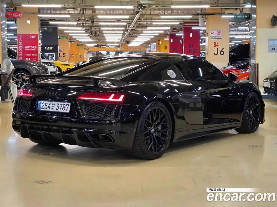 Audi R8 2017 5.2 автомат (гидро), фото 4 Audi R8 2017 5.2 автомат (гидро), фото 4