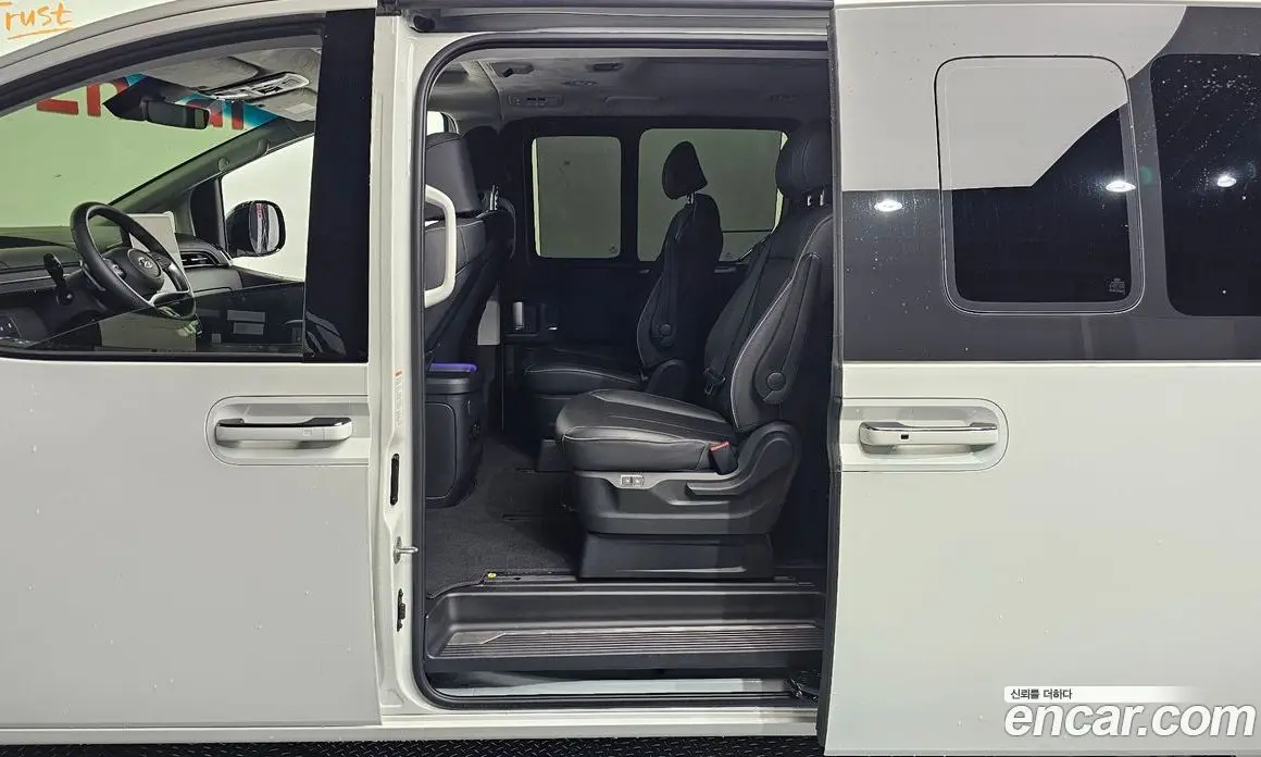 Hyundai Staria 2023 2.2 автомат (гидро), фото 11