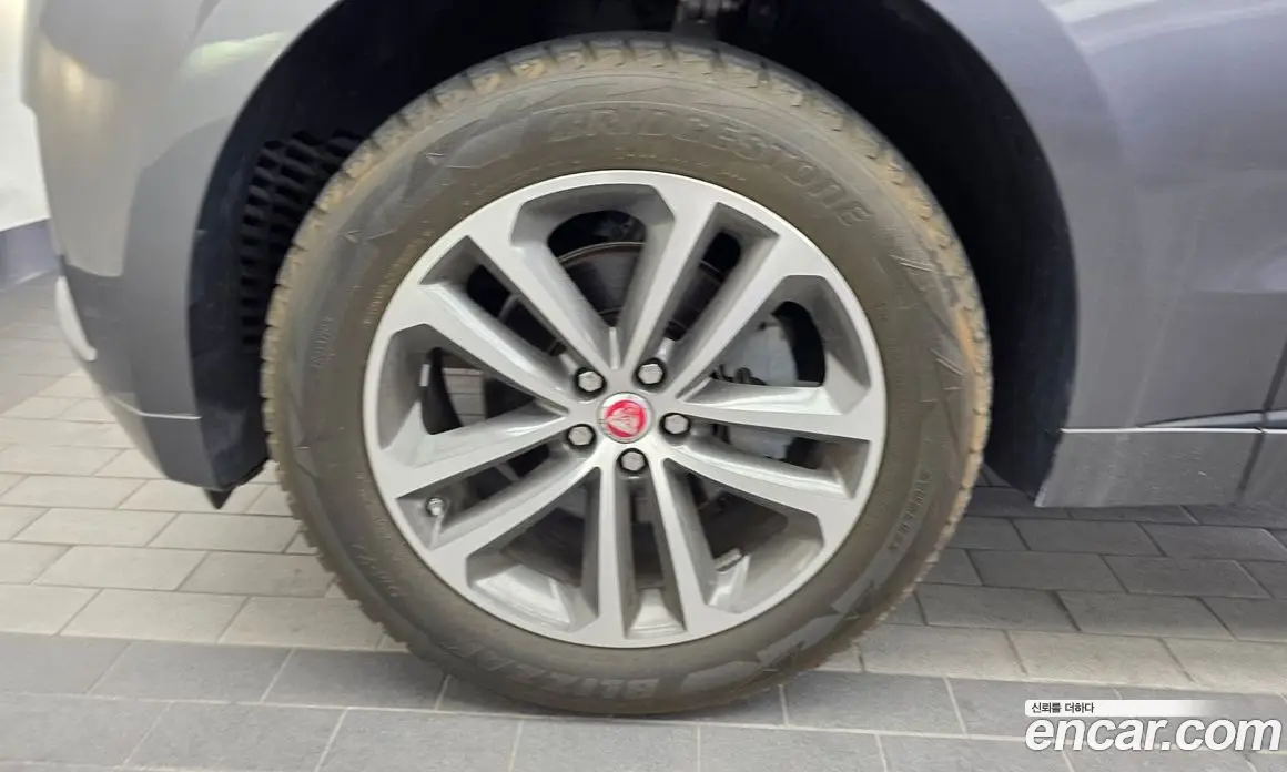Jaguar F-Pace 2016 2.0 автомат (гидро), фото 5 Jaguar F-Pace 2016 2.0 автомат (гидро), фото 5