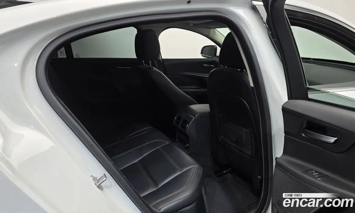 Jaguar XE 2015 2.0 автомат (гидро), фото 11 Jaguar XE 2015 2.0 автомат (гидро), фото 11