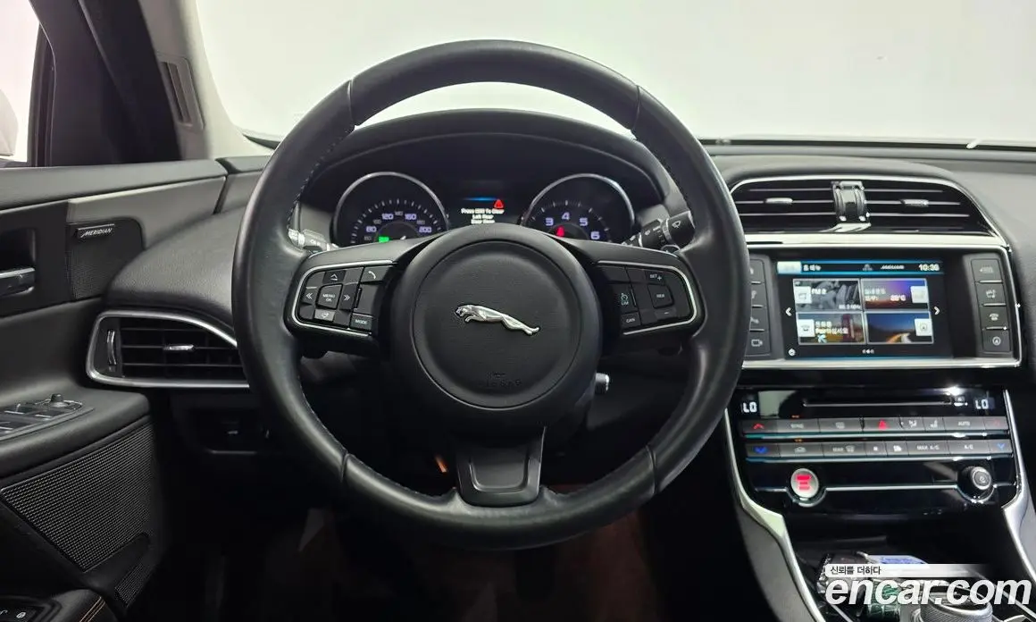 Jaguar XE 2015 2.0 автомат (гидро), фото 13 Jaguar XE 2015 2.0 автомат (гидро), фото 13