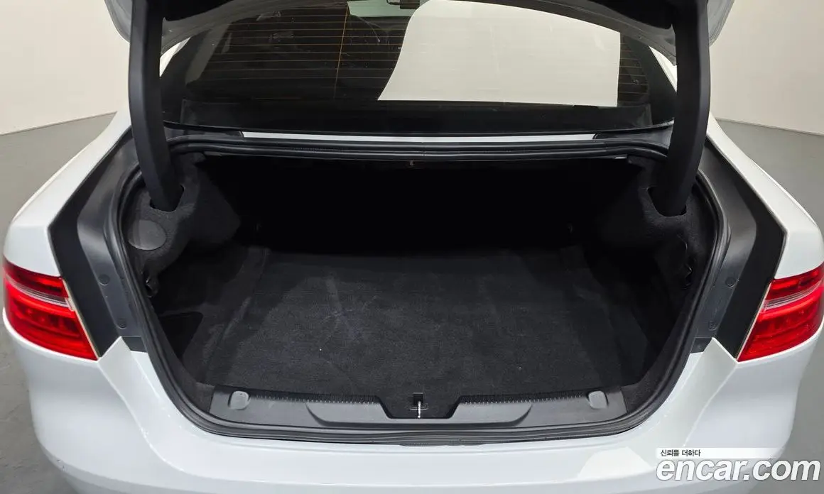 Jaguar XE 2015 2.0 автомат (гидро), фото 17 Jaguar XE 2015 2.0 автомат (гидро), фото 17
