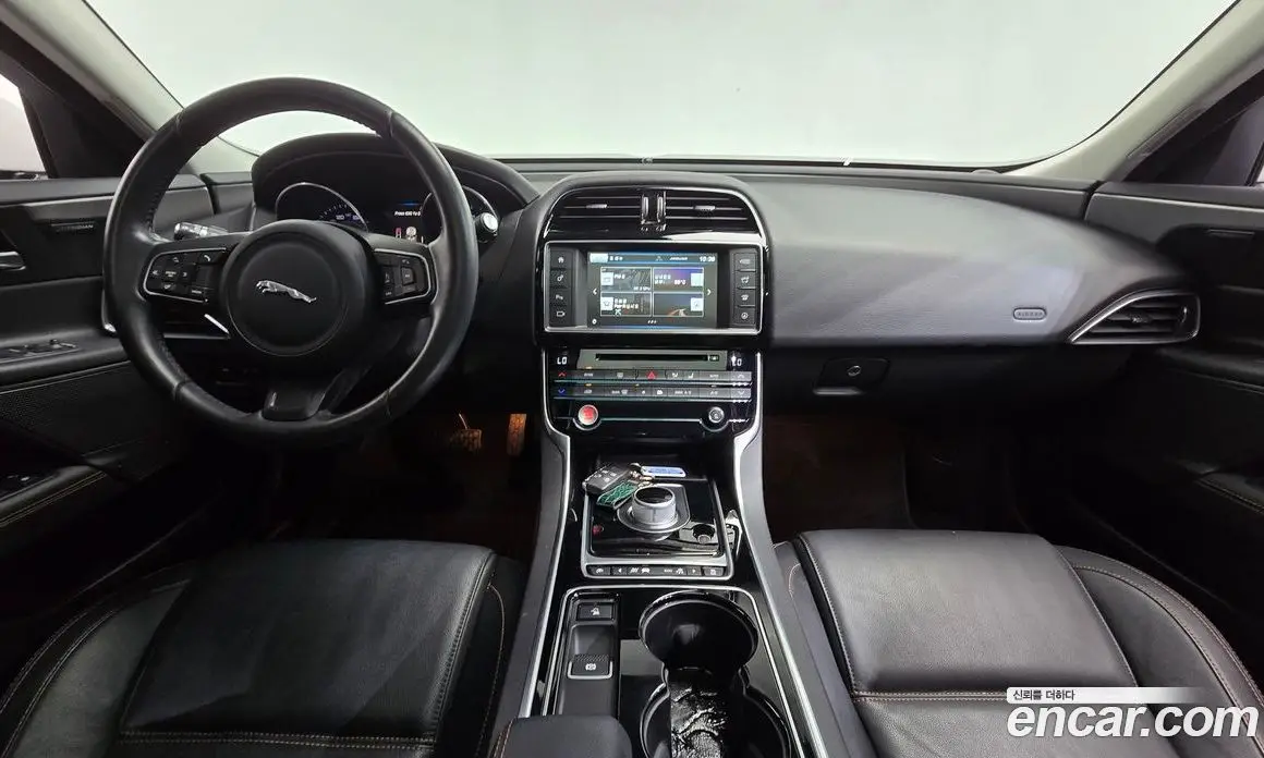 Jaguar XE 2015 2.0 автомат (гидро), фото 7 Jaguar XE 2015 2.0 автомат (гидро), фото 7