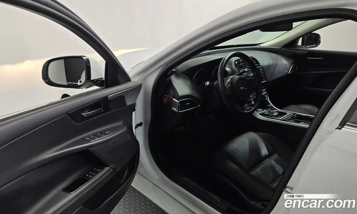 Jaguar XE 2015 2.0 автомат (гидро), фото 10 Jaguar XE 2015 2.0 автомат (гидро), фото 10