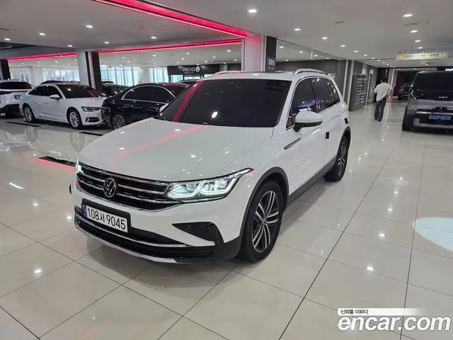 Volkswagen Tiguan 2023 2.0 автомат (гидро), миниатюра 1 Volkswagen Tiguan 2023 2.0 автомат (гидро), миниатюра 1