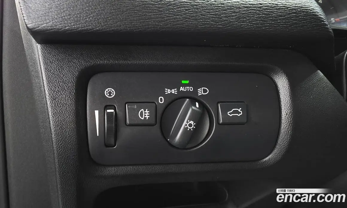 Volvo V40 2019 2.0 автомат (гидро), фото 18 Volvo V40 2019 2.0 автомат (гидро), фото 18