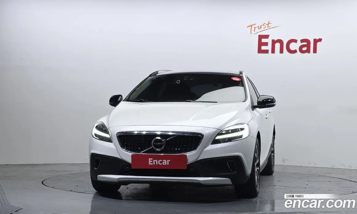 Volvo V40 2019 2.0 автомат (гидро), фото 3 Volvo V40 2019 2.0 автомат (гидро), фото 3