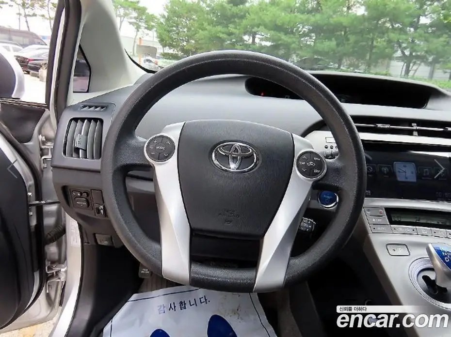Toyota Prius 2013 1.8 автомат (гидро), фото 8 Toyota Prius 2013 1.8 автомат (гидро), фото 8
