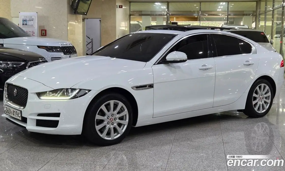 Jaguar XE 2019 2.0 автомат (гидро), фото 1 Jaguar XE 2019 2.0 автомат (гидро), фото 1