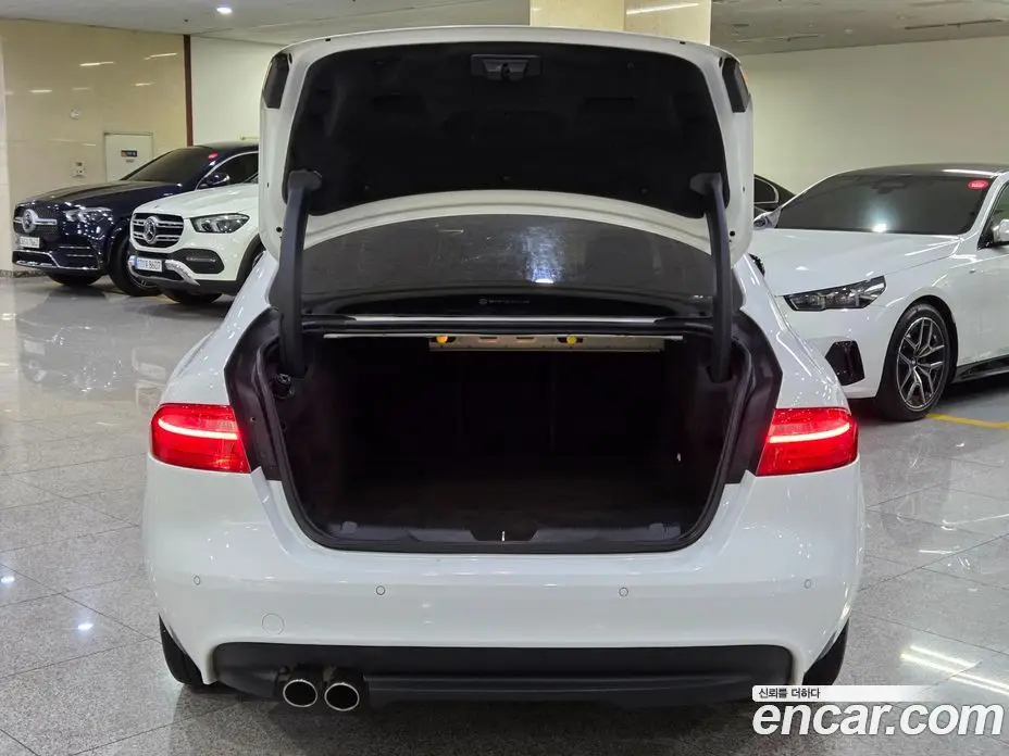 Jaguar XE 2019 2.0 автомат (гидро), фото 19 Jaguar XE 2019 2.0 автомат (гидро), фото 19