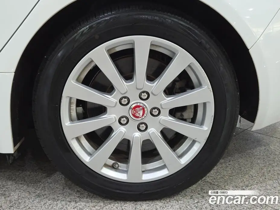 Jaguar XE 2019 2.0 автомат (гидро), фото 20 Jaguar XE 2019 2.0 автомат (гидро), фото 20