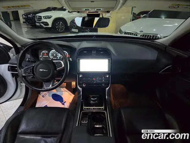 Jaguar XE 2019 2.0 автомат (гидро), миниатюра 8 Jaguar XE 2019 2.0 автомат (гидро), миниатюра 8