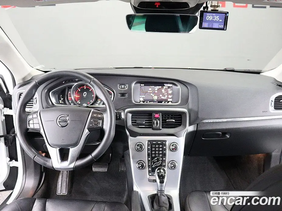 Volvo V40 2019 2.0 автомат (гидро), фото 14