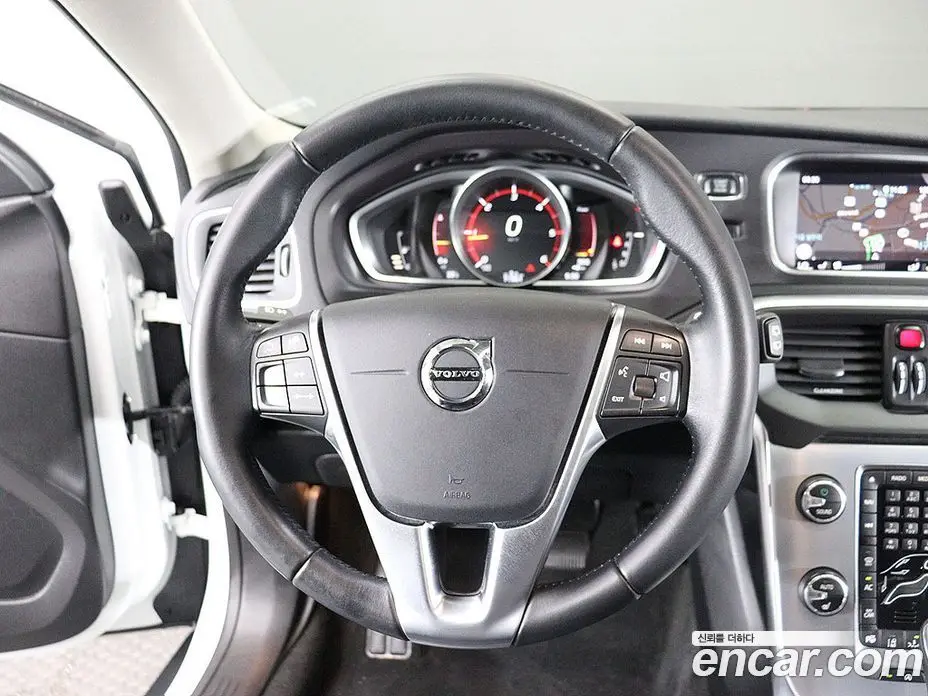Volvo V40 2019 2.0 автомат (гидро), фото 15