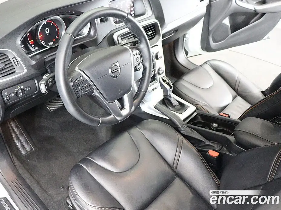 Volvo V40 2019 2.0 автомат (гидро), фото 17