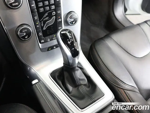 Volvo V40 2019 2.0 автомат (гидро), миниатюра 9