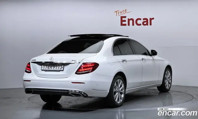 Mercedes-Benz E-Class 2019 2.0 автомат (гидро), миниатюра 2