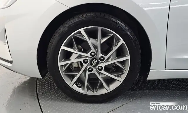 Hyundai Avante 2018 1.6 автомат (гидро), миниатюра 5