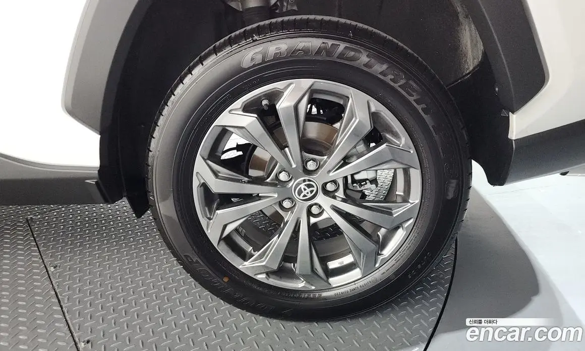Toyota RAV4 2025 2.5 автомат (гидро), фото 7 Toyota RAV4 2025 2.5 автомат (гидро), фото 7