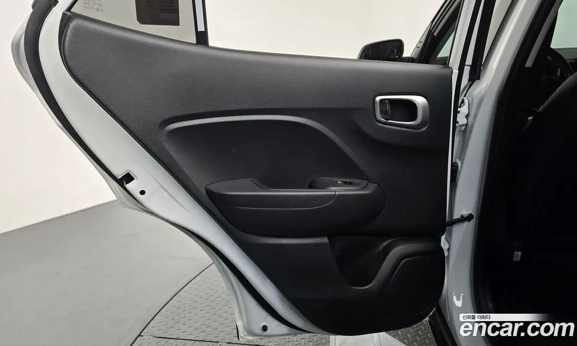 Hyundai Venue 2023 1.6 автомат (гидро), фото 15