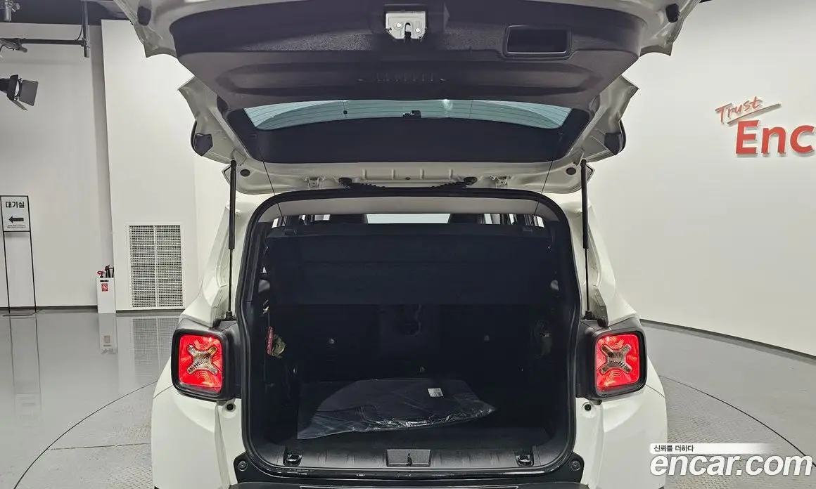 Jeep Renegade 2022 1.3 автомат (гидро), фото 35 Jeep Renegade 2022 1.3 автомат (гидро), фото 35
