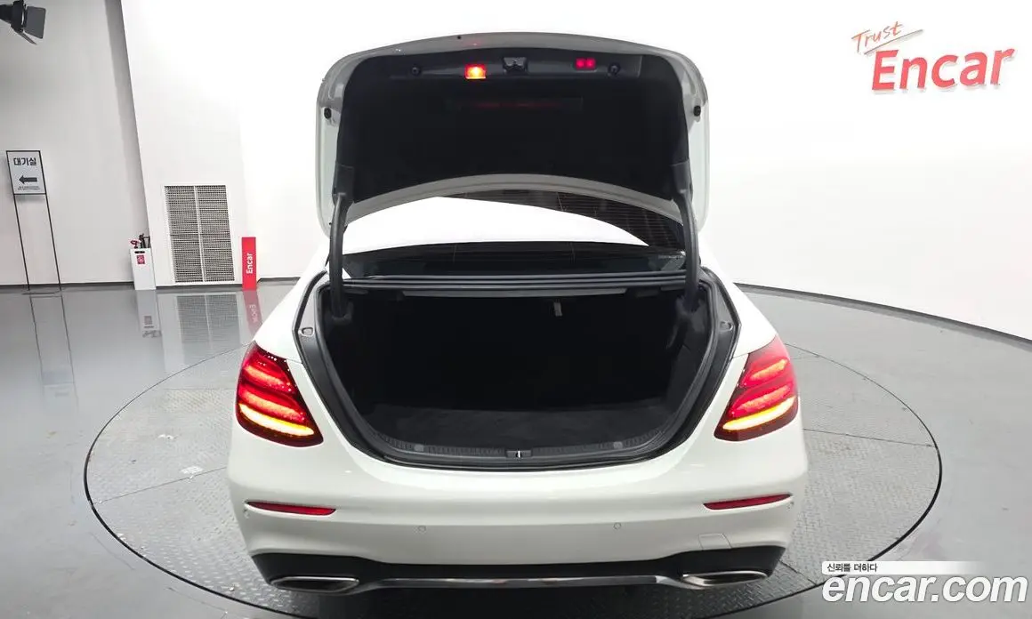 Mercedes-Benz E-Class 2017 2.0 автомат (гидро), фото 30 Mercedes-Benz E-Class 2017 2.0 автомат (гидро), фото 30
