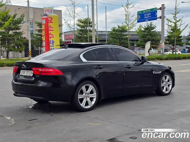 Jaguar XE 2017 2.0 автомат (гидро), миниатюра 2 Jaguar XE 2017 2.0 автомат (гидро), миниатюра 2