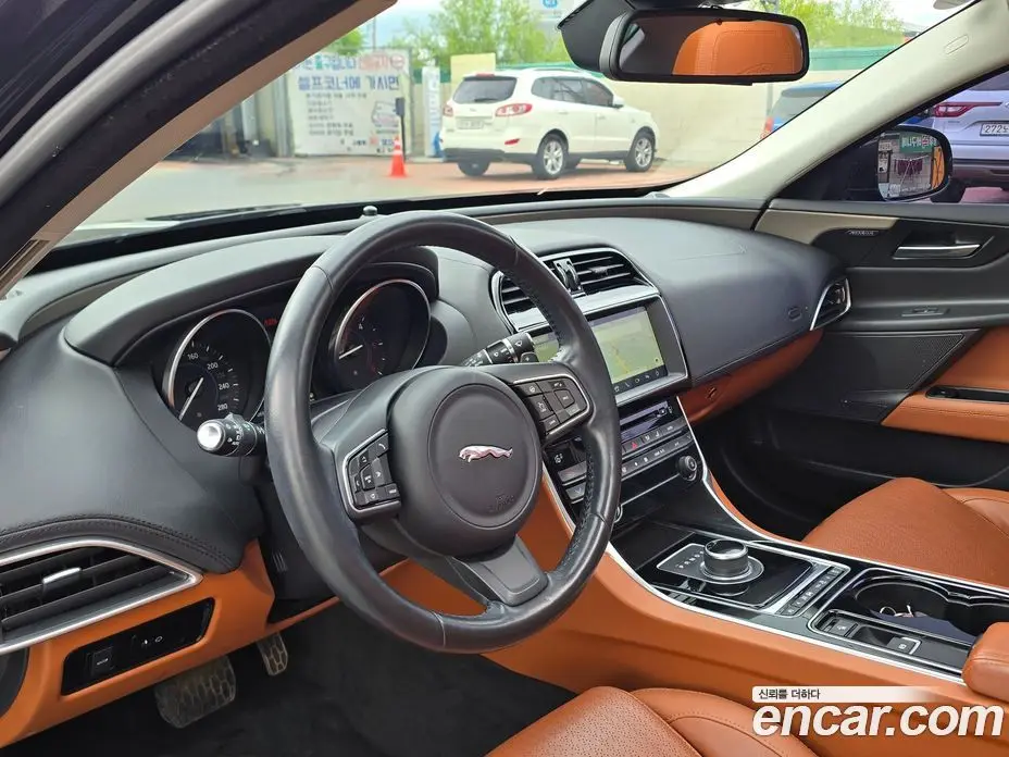 Jaguar XE 2017 2.0 автомат (гидро), фото 7 Jaguar XE 2017 2.0 автомат (гидро), фото 7