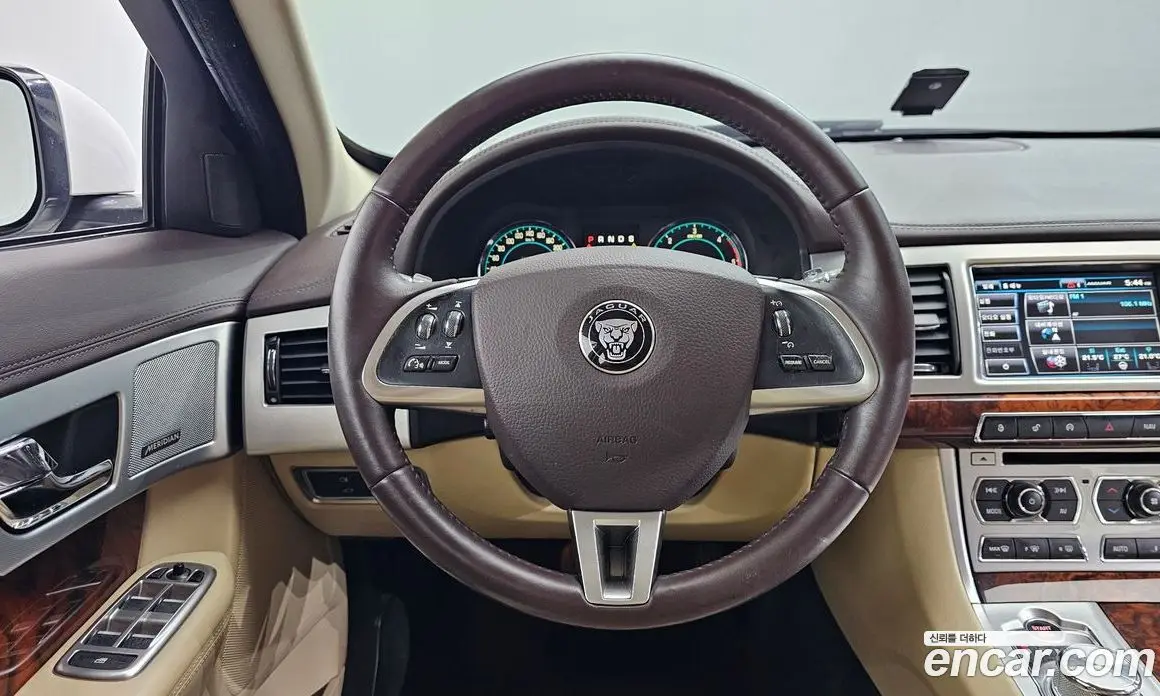 Jaguar XF 2015 2.2 автомат (гидро), фото 14 Jaguar XF 2015 2.2 автомат (гидро), фото 14