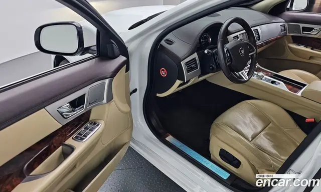 Jaguar XF 2015 2.2 автомат (гидро), миниатюра 10 Jaguar XF 2015 2.2 автомат (гидро), миниатюра 10
