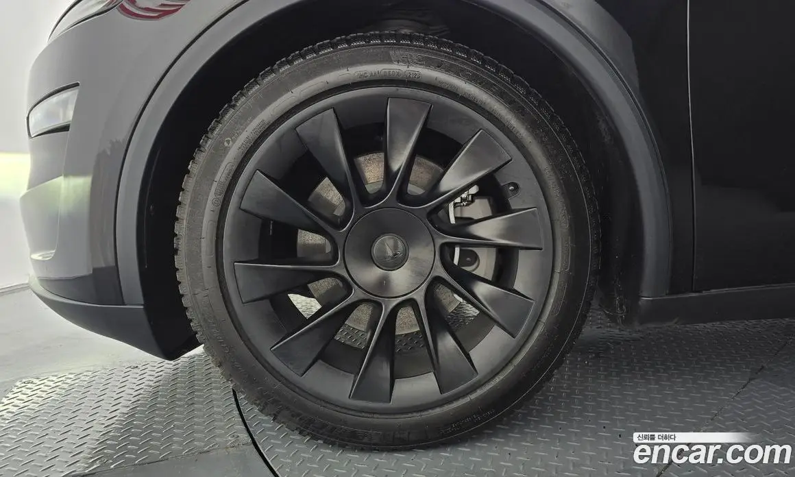 Tesla Model Y 2025 0.3 автомат (гидро), фото 4 Tesla Model Y 2025 0.3 автомат (гидро), фото 4