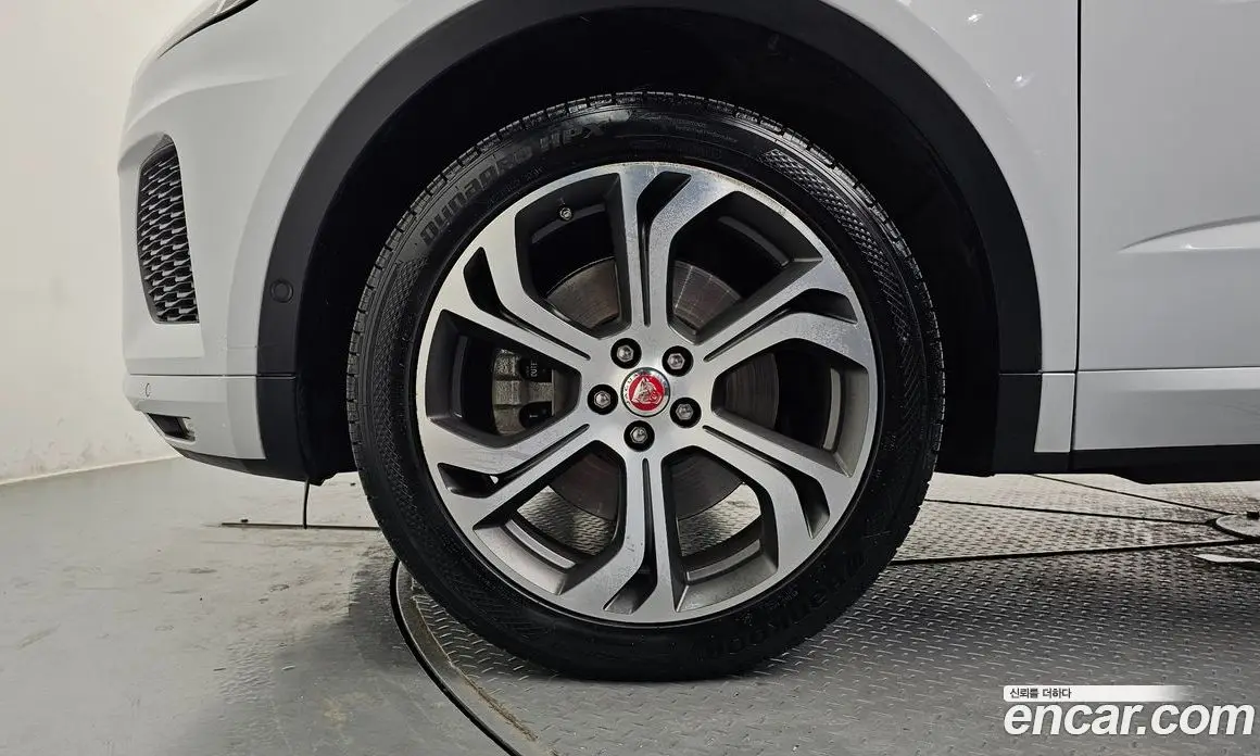 Jaguar E-Pace 2018 2.0 автомат (гидро), фото 5 Jaguar E-Pace 2018 2.0 автомат (гидро), фото 5
