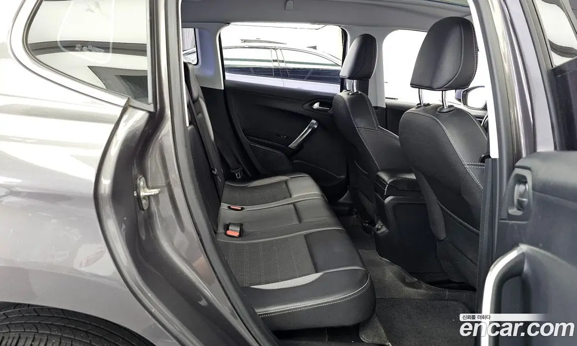 Peugeot 2008 2017 1.6 автомат (гидро), фото 12