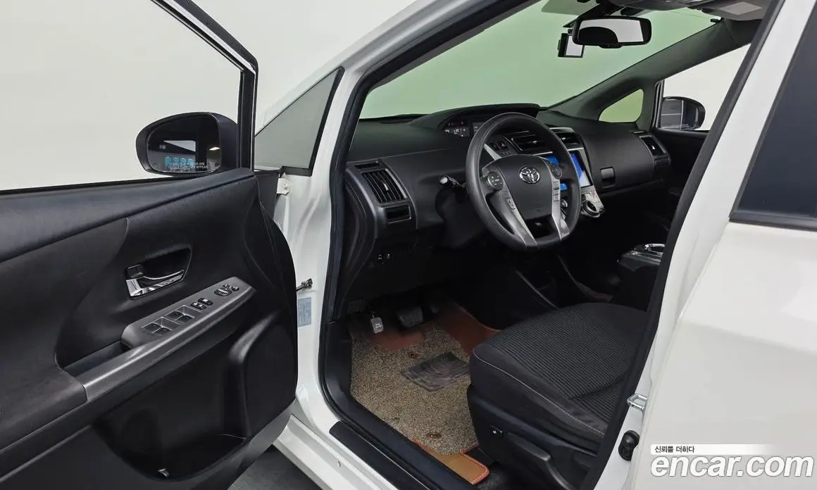 Toyota Prius 2015 1.8 автомат (гидро), фото 10 Toyota Prius 2015 1.8 автомат (гидро), фото 10