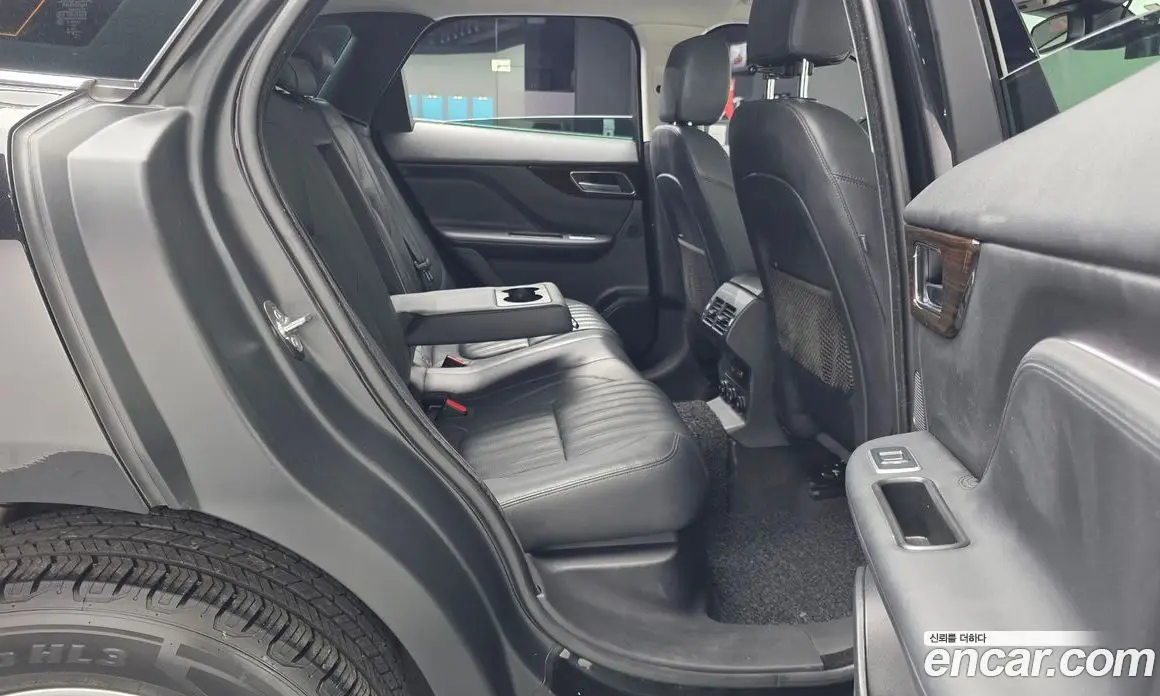 Jaguar F-Pace 2018 2.0 автомат (гидро), фото 18 Jaguar F-Pace 2018 2.0 автомат (гидро), фото 18