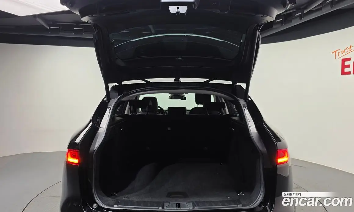 Jaguar F-Pace 2018 2.0 автомат (гидро), фото 26 Jaguar F-Pace 2018 2.0 автомат (гидро), фото 26