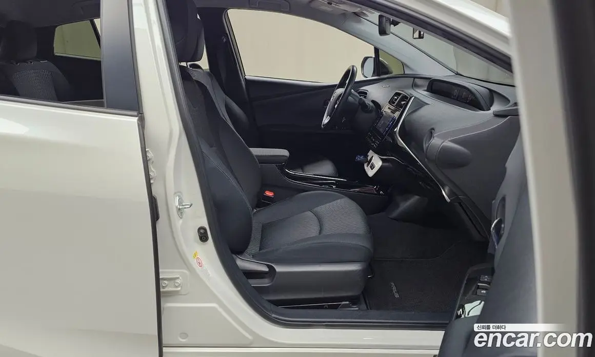 Toyota Prius 2016 1.8 автомат (гидро), фото 11 Toyota Prius 2016 1.8 автомат (гидро), фото 11