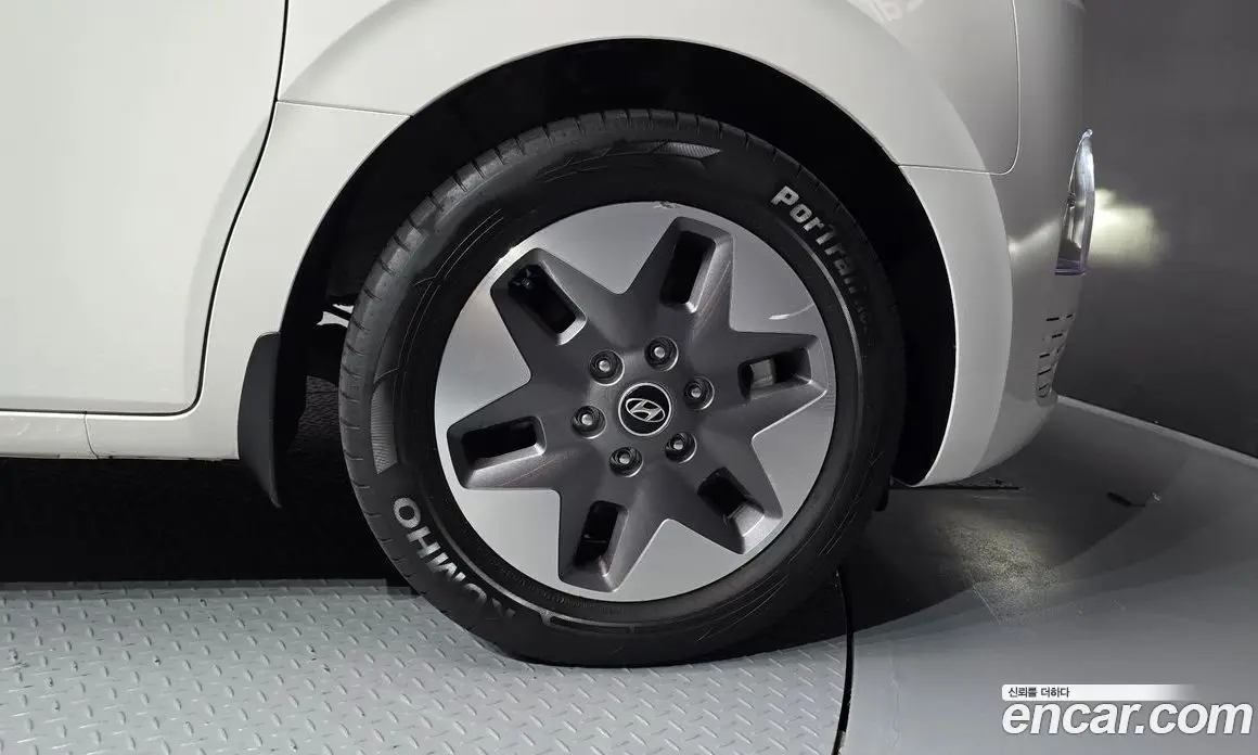 Hyundai Staria 2021 2.2 автомат (гидро), фото 7