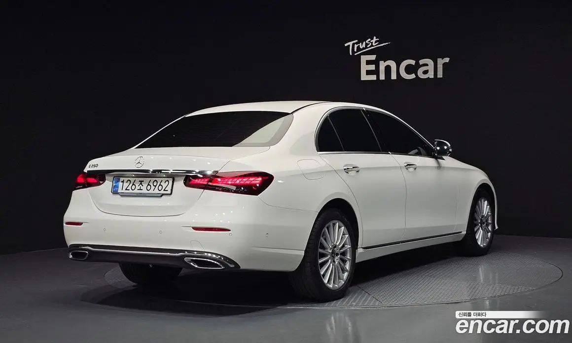 Mercedes-Benz E-Class 2023 2.0 автомат (гидро), фото 2